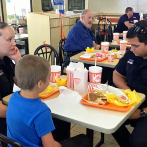 Officer Helps Boy Tie Shoe—Seconds Later, Restaurant Freezes as Chaos Erupts