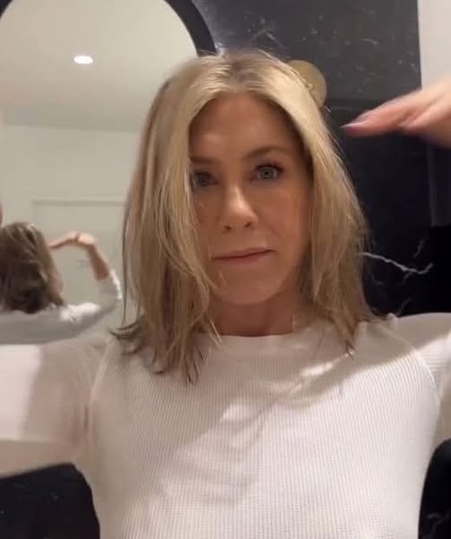Jennifer Aniston Shows 0ff More Than Sh