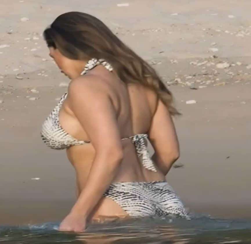 According to science, this 43-year-old model has the perfect body!